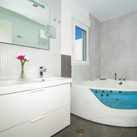 Playa Blanca Sleeps 8 Pool Air Con T803048 *