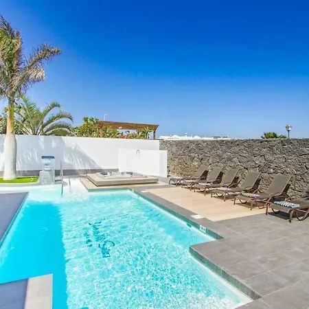 Playa Blanca Sleeps 8 Pool Air Con T803048 Villa